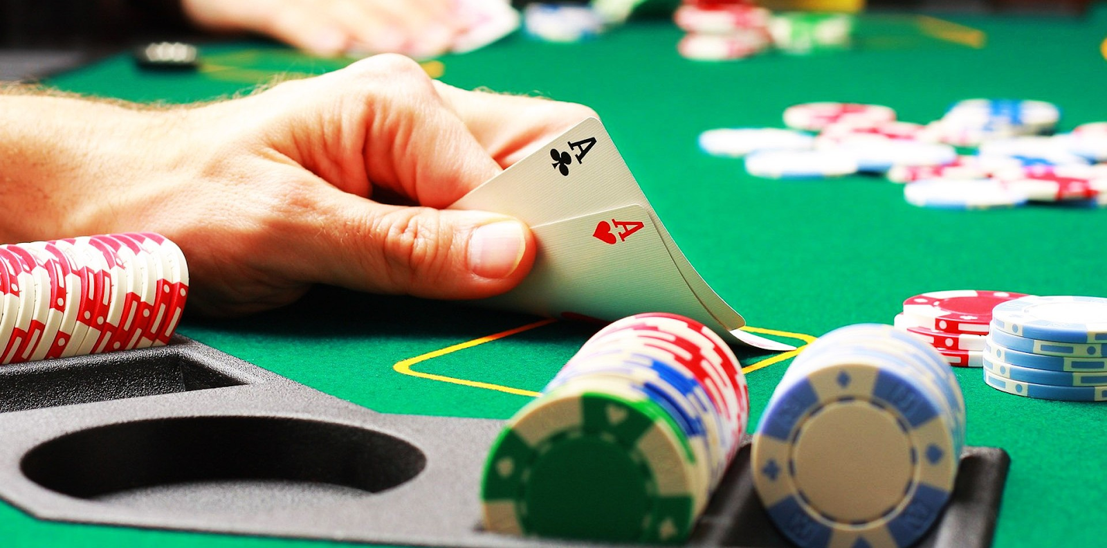 Thời gian ra bài trong game Poker thể hiện khá rõ tình trạng quân bài người chơi